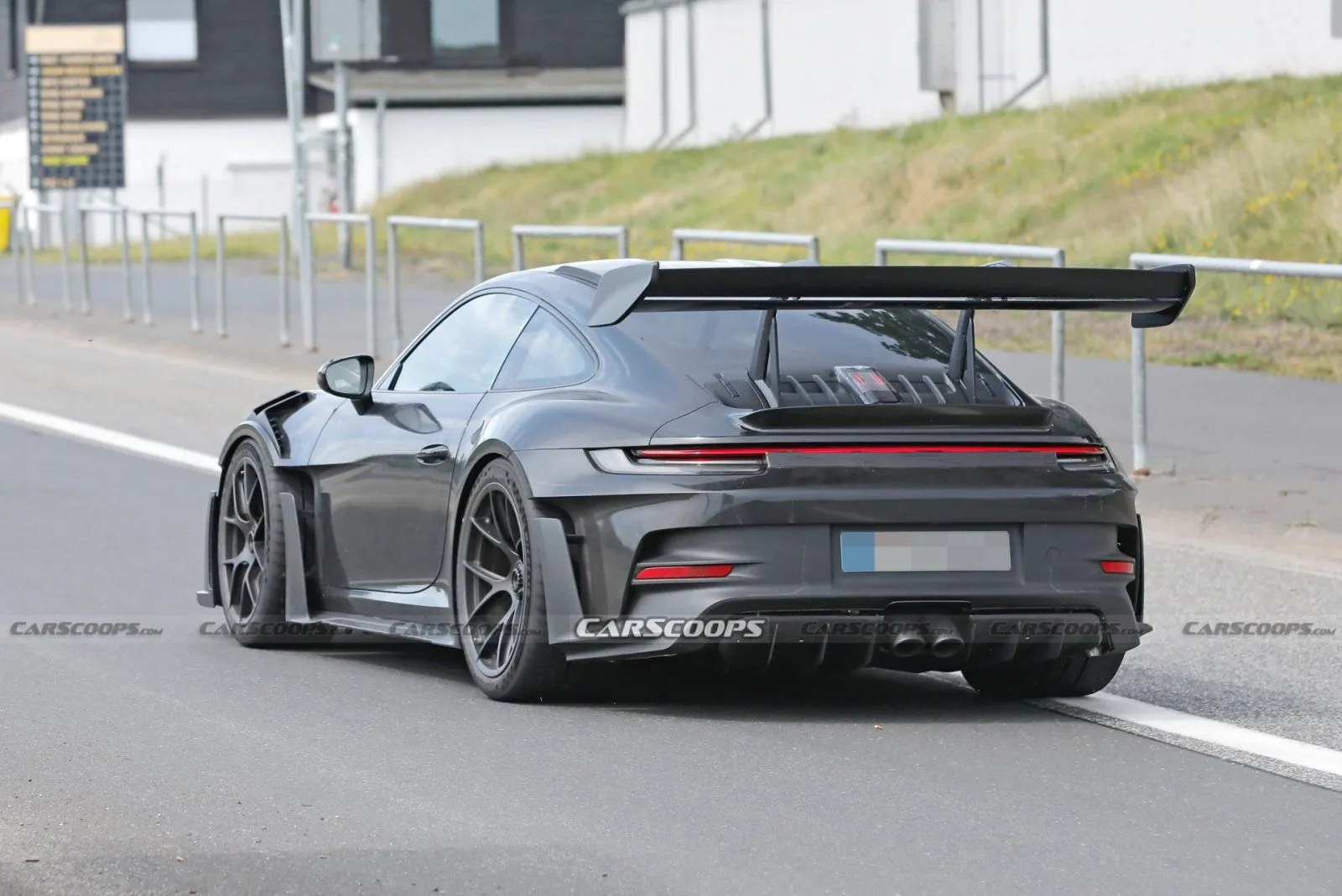 2023-Porsche-911-GT3-RS-00008-2.webp