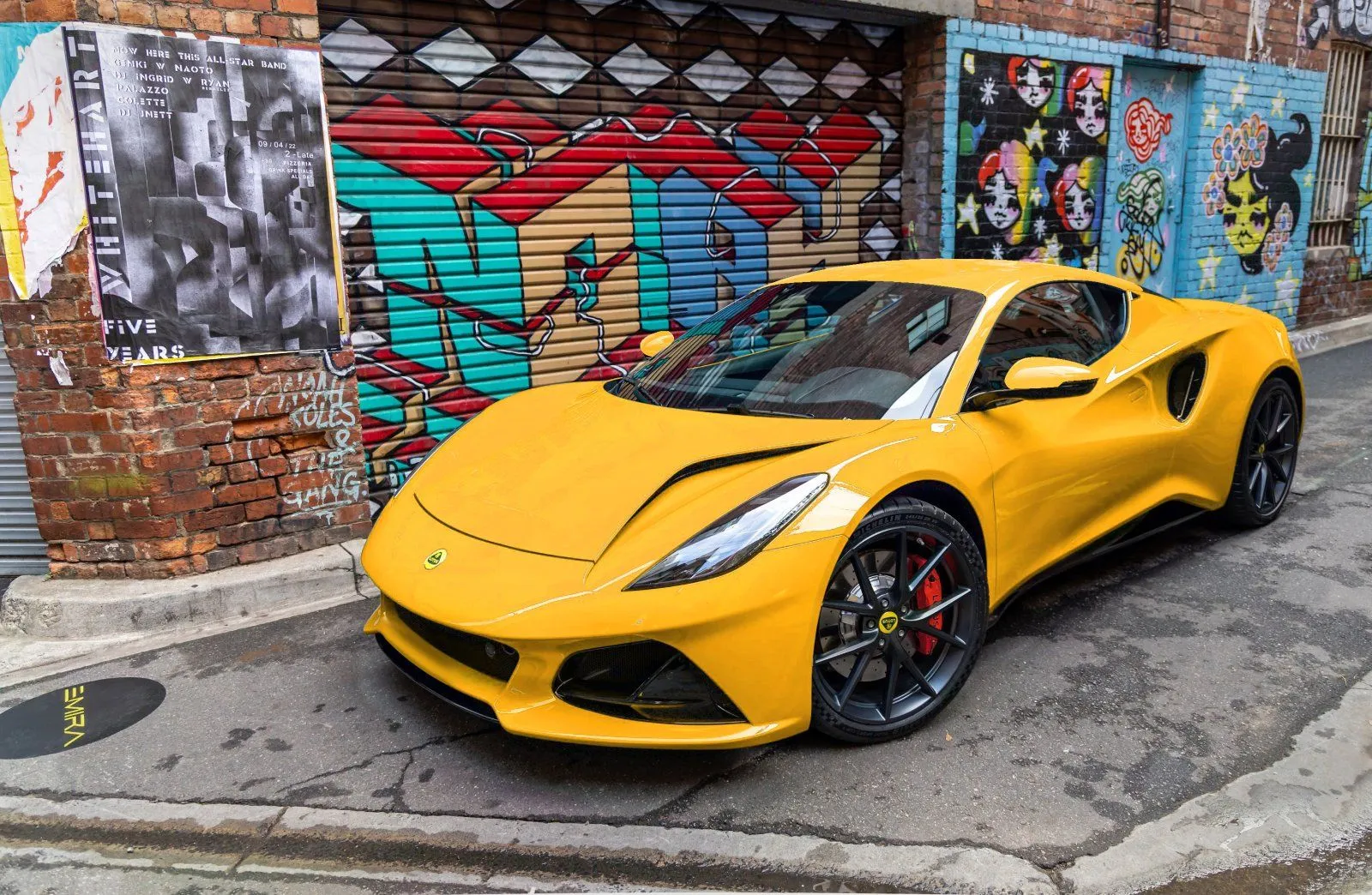 black-wheels-red-calipers.webp