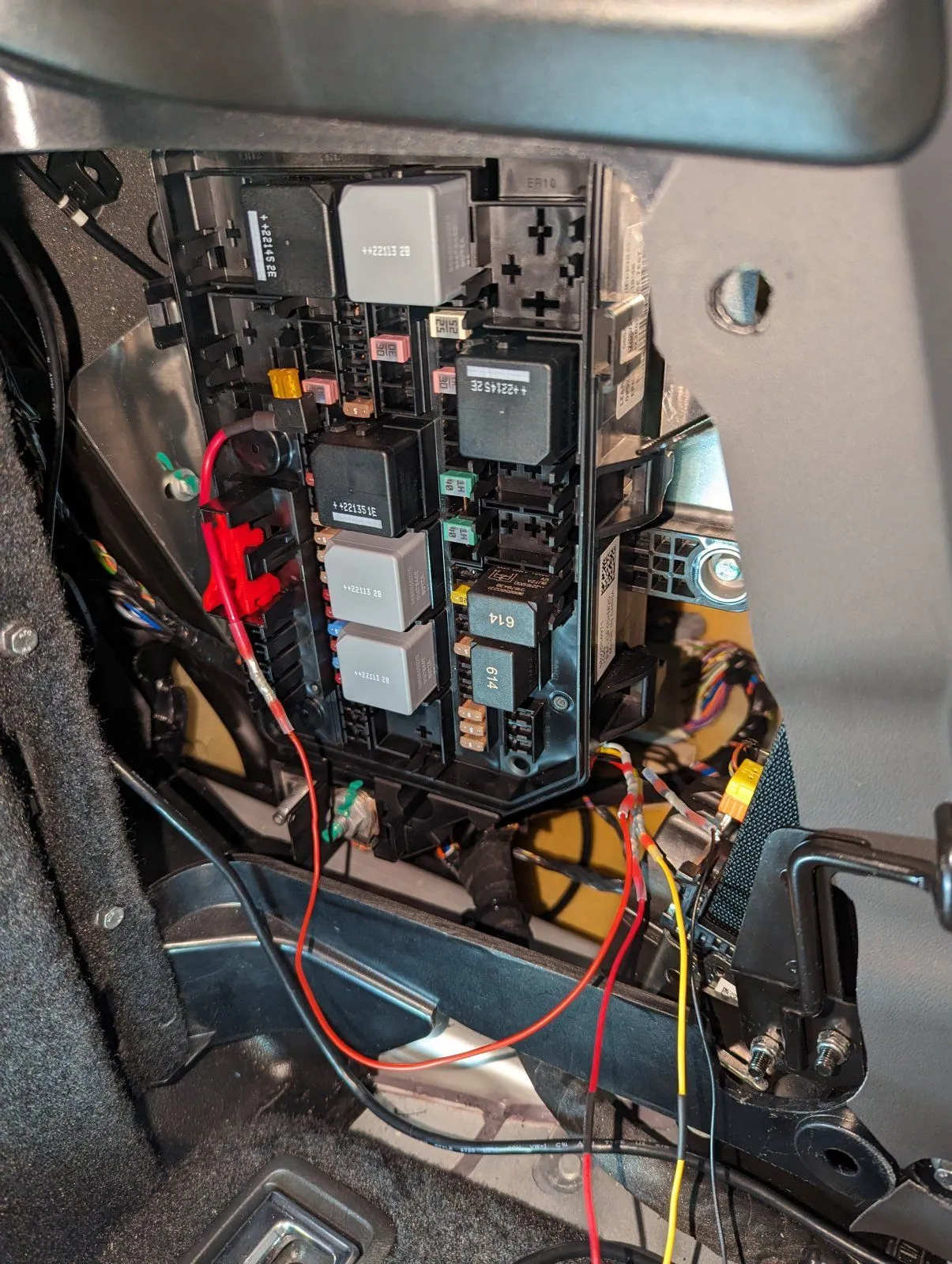 Rear fuse box: single ACC to fuse #19 (spare), and dascham wires (x3) spliced