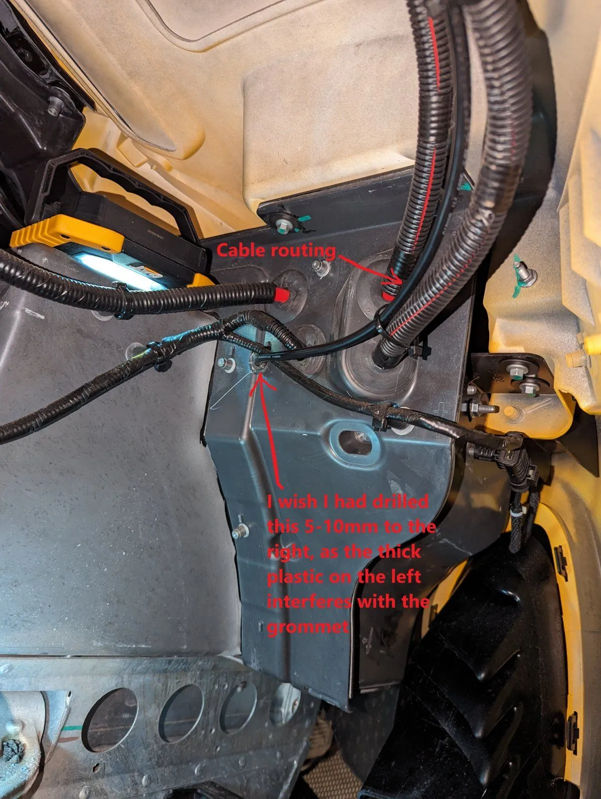 Cable routing to the battery compartment in the rear of the vehicle