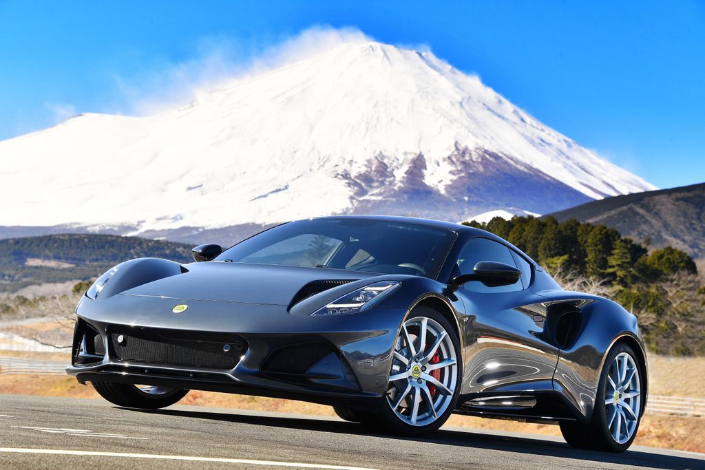 Lotus-Emira-at-Mount-Fuji.jpg